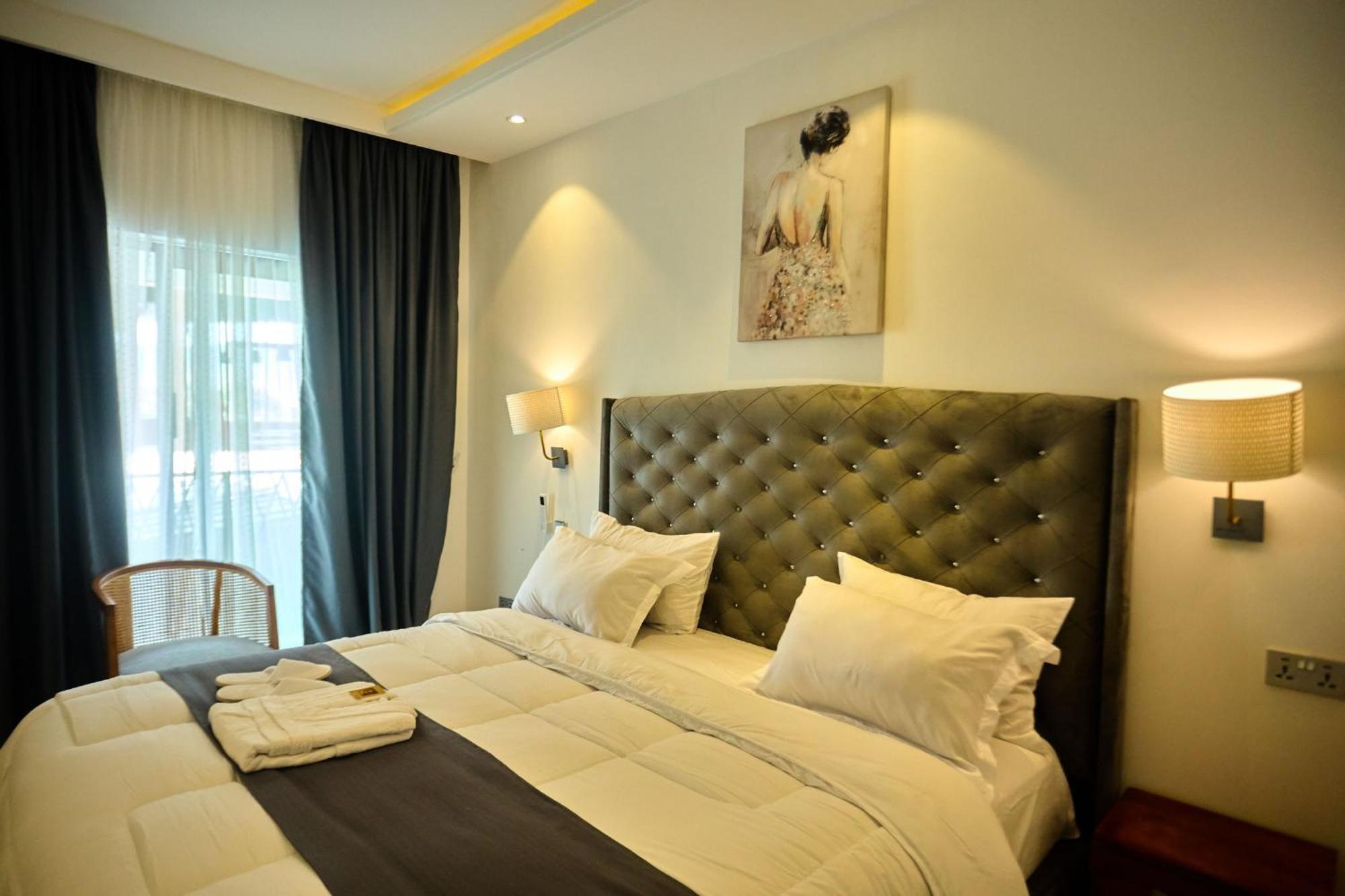 Aiden Homes And Apartments Hotel Koforidua ภายนอก รูปภาพ