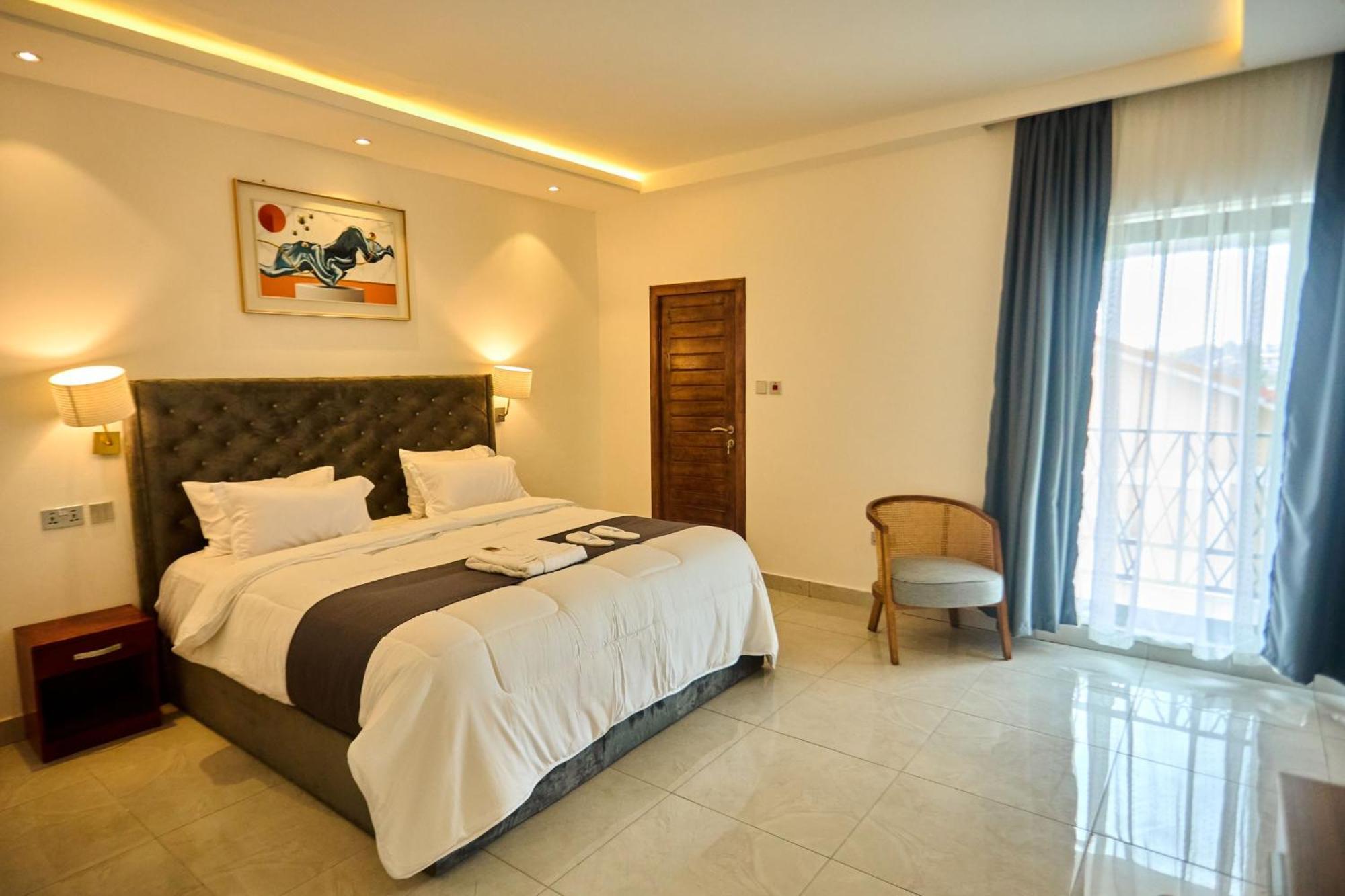 Aiden Homes And Apartments Hotel Koforidua ภายนอก รูปภาพ