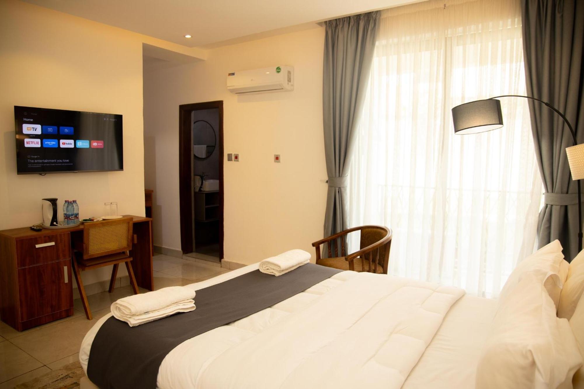 Aiden Homes And Apartments Hotel Koforidua ภายนอก รูปภาพ
