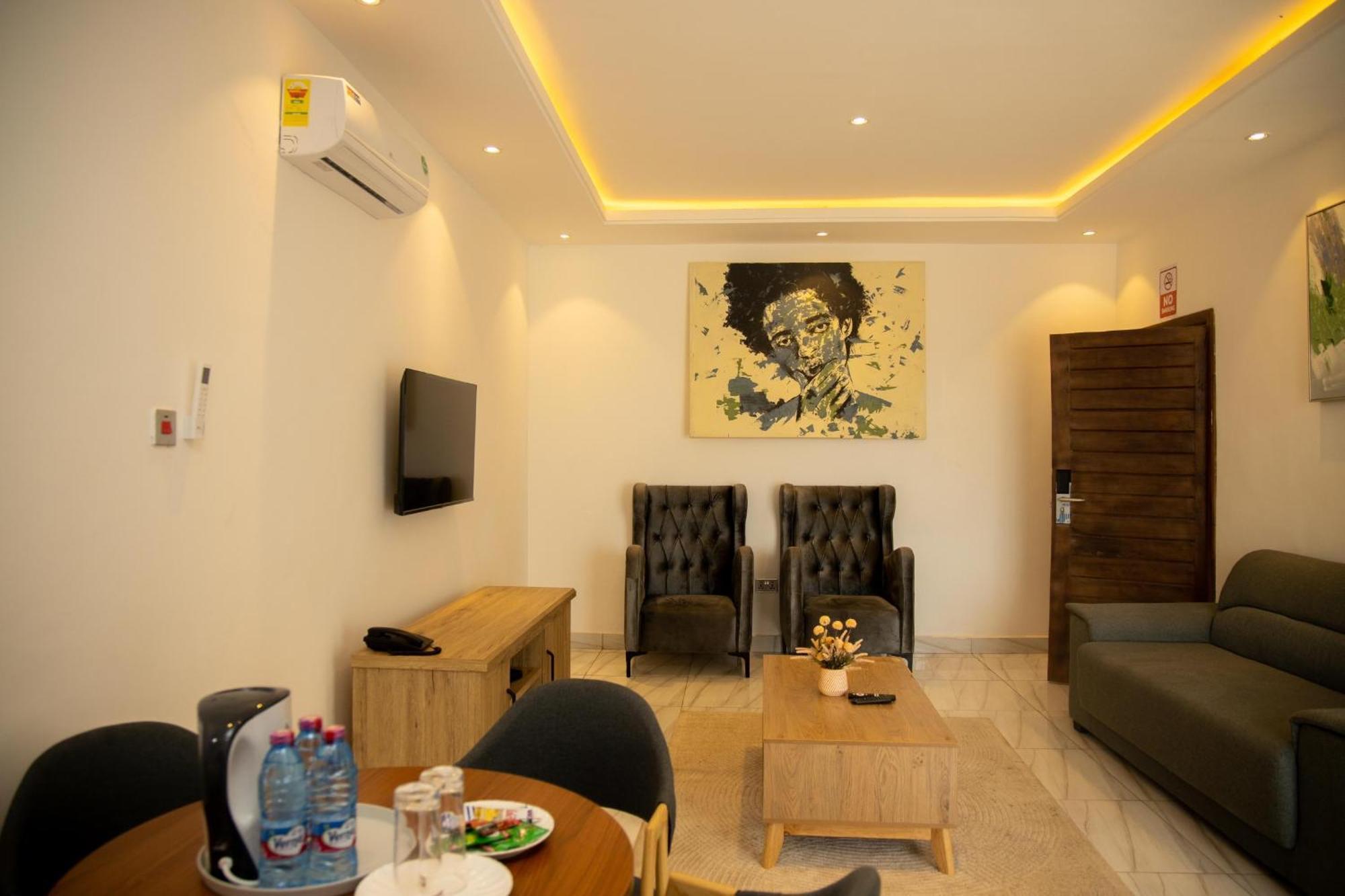 Aiden Homes And Apartments Hotel Koforidua ภายนอก รูปภาพ