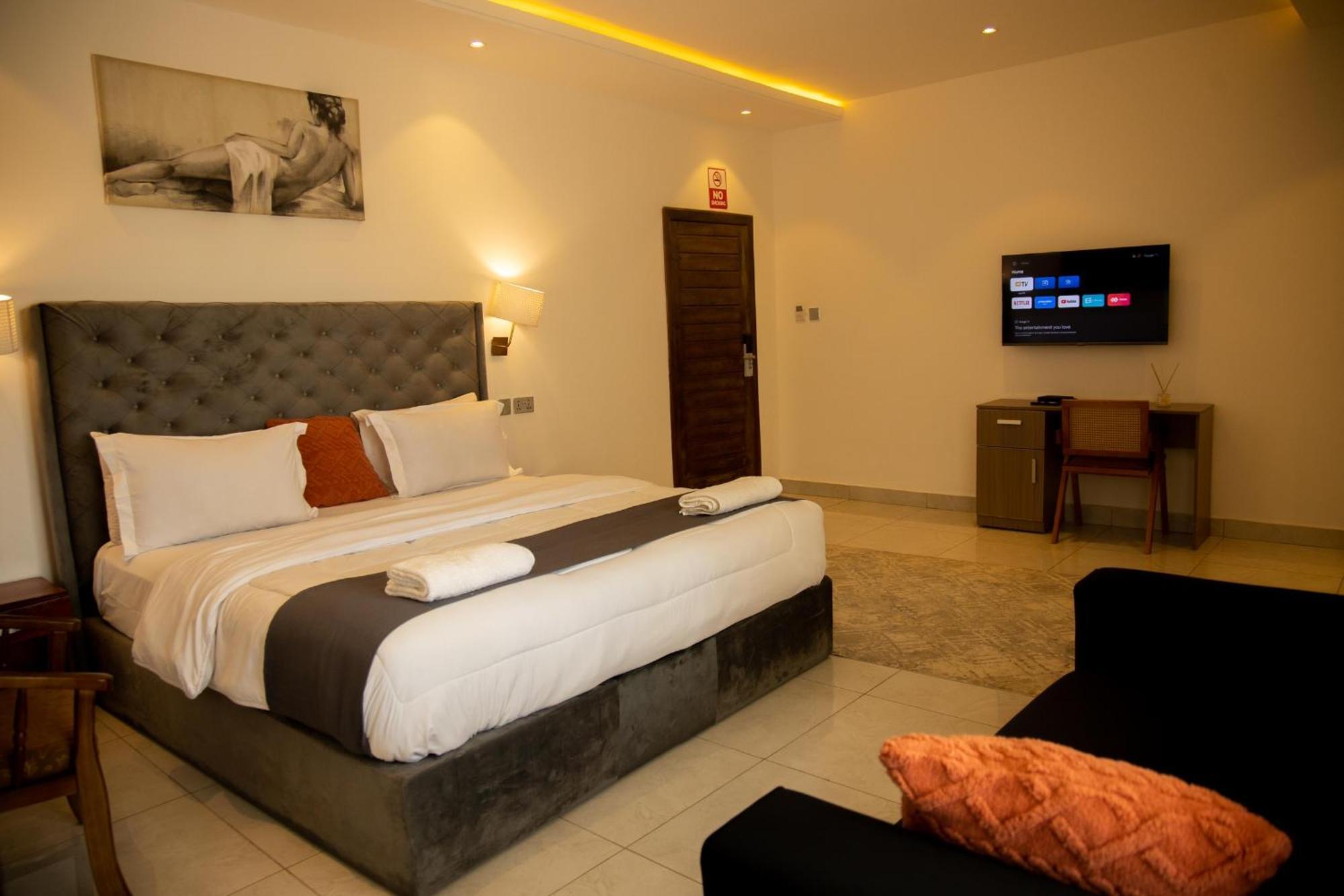 Aiden Homes And Apartments Hotel Koforidua ภายนอก รูปภาพ