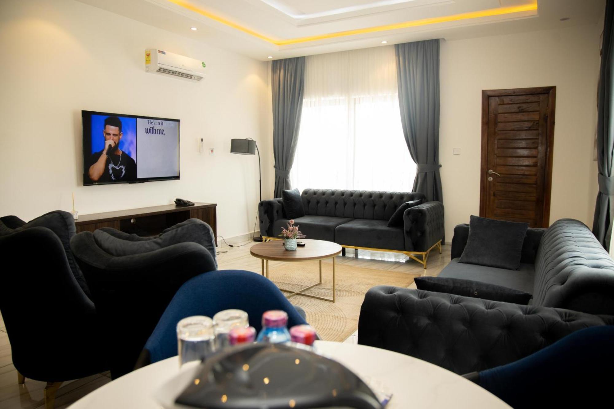 Aiden Homes And Apartments Hotel Koforidua ภายนอก รูปภาพ