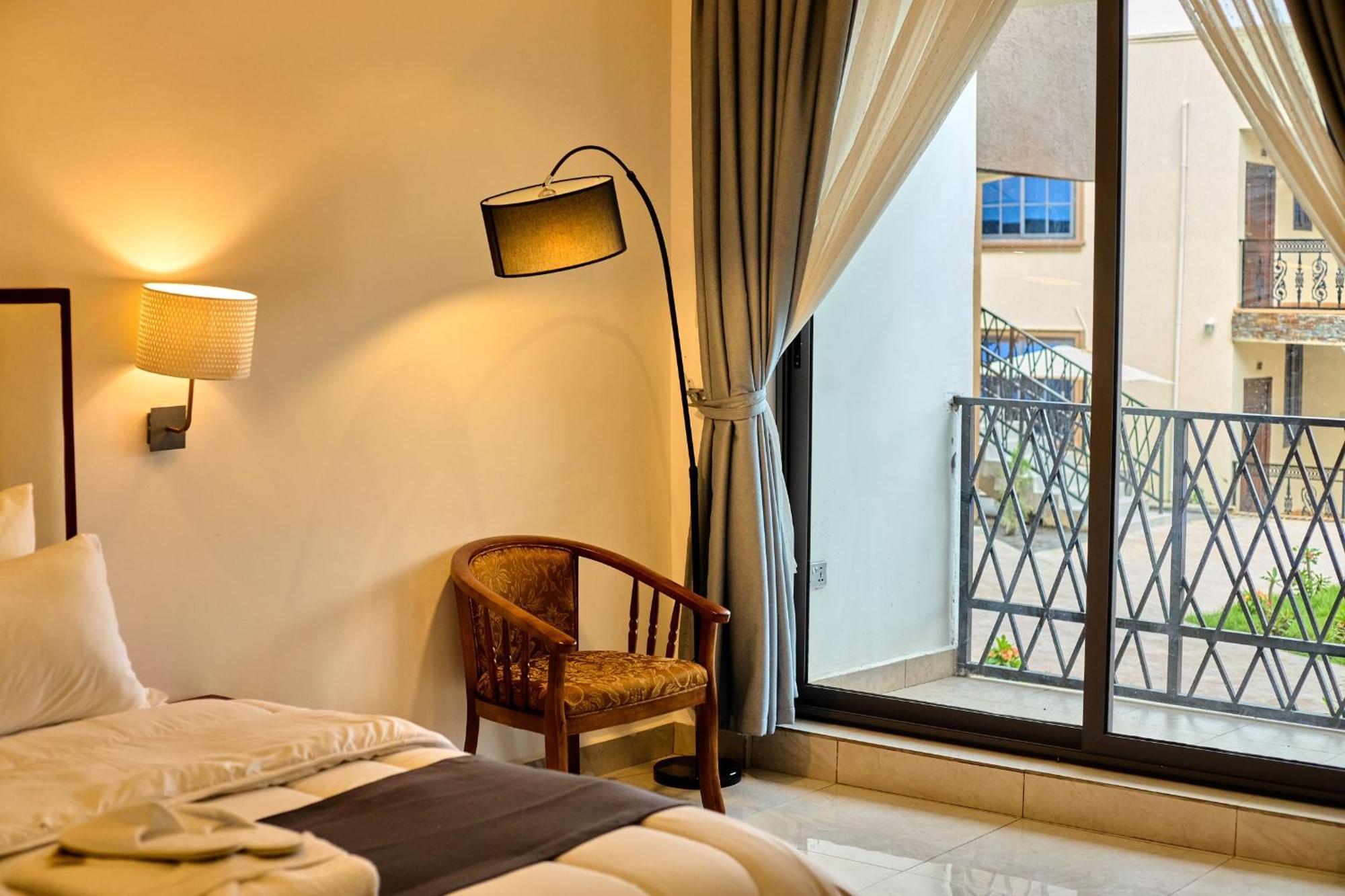 Aiden Homes And Apartments Hotel Koforidua ภายนอก รูปภาพ