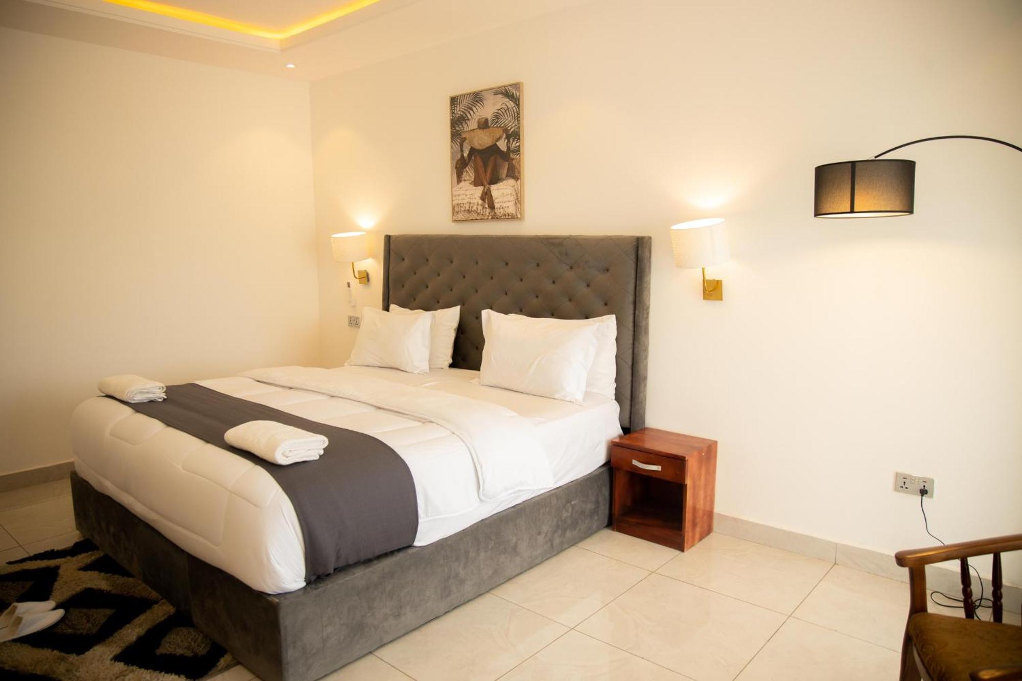 Aiden Homes And Apartments Hotel Koforidua ภายนอก รูปภาพ